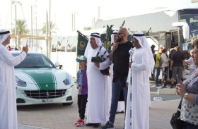 شرطة دبي تستقبل 3000 سائح بالترحيب والهدايا التذكارية