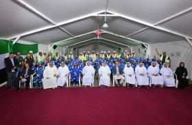 وزير الموارد البشرية والتوطين يلتقي عمالاً في مواقع عملهم في يوم العمال العالمي