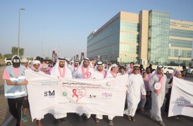 400 مشارك يتفاعلون  في مسيرة المشي الوردي للتوعية بسرطان الثدي بمدينة العين