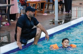 غزة.. رجل مبتور الساق يلهم السباحين