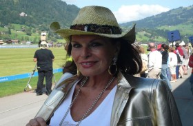 العرّافة إليزابيث تيسييه تروي لقاءاتها مع ميتران وشيراك