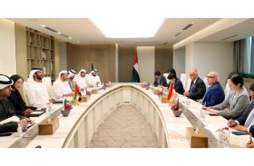 الإمارات وسنغافورة يبحثان تنمية التعاون القائم في مجالات النقل والتجارة والسياحة وريادة الأعمال والاقتصاد الرقمي 