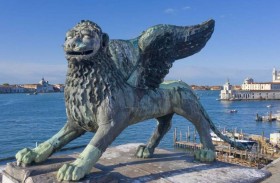 تمثال الأسد المجنح في البندقية... صُنع في الصين؟ 