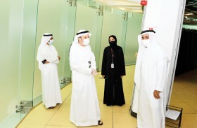 زكي نسيبة يزور مركز البيانات الخضراء في جامعة الإمارات