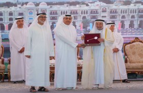 حاكم الشارقة يدشن البنايات التجارية في مدينة دبا الحصن ويسلم سندات الملكية لأصحابها