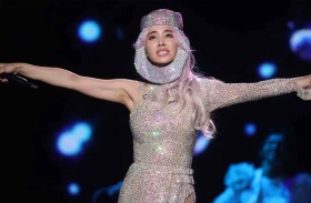 مطربة تغني فوق ظهر أفعى أناكوندا