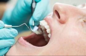 طبيبة تكشف أسباب حساسية الأسنان