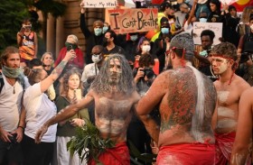 مئات الأستراليين يحتجون على تدمير مواقع أثرية للسكان الأصليين