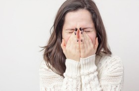 «تعطس» يرقات حية من أنفها بسبب عدوى نادرة !