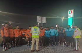 شرطة دبي توّعي سائقي دراجات توصيل الطلبات ومركبات الأجرة بالقيادة الآمنة خلال التقلبات الجوية