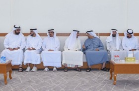 حاكم أم القيوين يقدم واجب العزاء بوفاة الشيخة عائشة بنت راشد بن علي المعلا