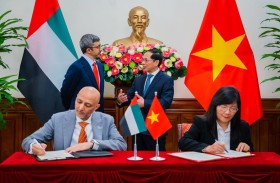 عبدالله بن زايد يلتقي وزير خارجية فيتنام في هانوي