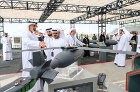 خالد بن محمد بن زايد يطّلع على أحدث الابتكارات التي تعرضها الشركات في معرض دبي للطيران 2023