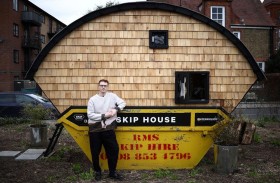 فنان في صندوق قمامة