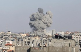 إسرائيل تقصف مخيمات في غزة وتواصل التوغل في رفح 