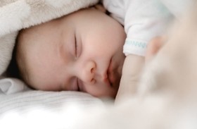 الطريقة الأمثل لينام الرضيع بأمان
