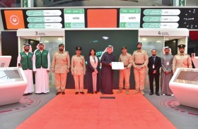 الفريق المري يتسلم شهادة حصول شرطة دبي على البيئة الآمنة والصديقة لذوي التوحد