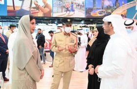 عبد الله المري يتفقد منصة شرطة دبي في معرض سوق السفر العربي 2022