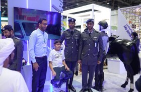 شرطة أبوظبي تقدم استشارات بيطرية لزوار معرض الصيد والفروسية