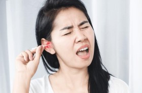 لماذا ينبغي عدم استخدام أعواد القطن لتنظيف الأذن؟!