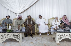 مكتوم بن محمد يقدم واجب العزاء في وفاة أرملة مطر بن غدير الكتبي