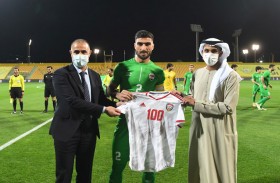 اتحاد الإمارات لكرة القدم يُكرم لاعب العراق أحمد إبراهيم 