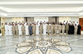 صقر غباش يستقبل وفد منتسبي كلية الدفاع الوطني في المجلس الوطني الاتحادي