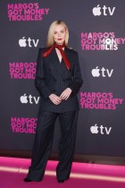 الممثلة الأمريكية إيل فانينغ لدى حضورها العرض الأول لمسلسل «مارغو لديها مشاكل مالية» من إنتاج Apple TV في نيويورك. ا ف ب