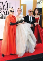 الممثلون ميريل ستريب، وإميلي بلانت، وستانلي توتشي، وآن هاثاواي لدى حضورهم العرض العالمي الأول لفيلم «الشيطان يرتدي برادا 2» في نيويورك. ا ف ب 