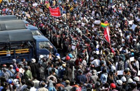 تظاهرات حاشدة في بورما احتجاجاً على الانقلاب 