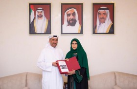 حمد الشرقي يلتقي الدكتورة فاطمة الحاج .. ويتسلم نسخة من كتابها التطور التاريخي لإمارات الساحل العماني