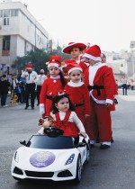 أطفال مسيحيون سوريون يحتفلون بعيد الميلاد في باب توما، دمشق، سوريا. رويترز