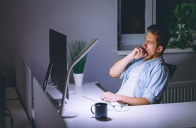 دراسة دولية: العمل 55 ساعة أسبوعيا أو أكثر يزيد من مخاطر الوفاة بالسكتة الدماغية وأمراض القلب 