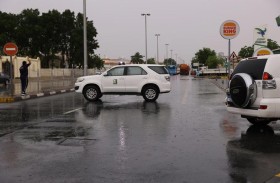 بلدية الشارقة: 65 دورية تؤدي أعمالاً إنسانية وخدمة مجتمعية في مناطق تجمعات الأمطار