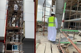 بلدية مدينة أبوظبي تدعو العاملين بمواقع البناء إلى التقيد بمعايير السلامة في استخدامات السقالات