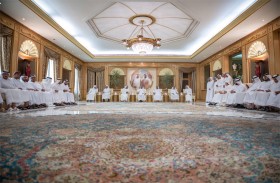 حمدان بن محمد يتقبّل التعازي في وفاة المغفور له الشيخ أحمد بن راشد وبجانبه مكتوم بن محمد وأحمد بن محمد
