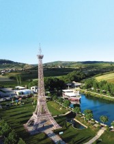 منظر جوي يُظهر نسخة طبق الأصل من برج إيفل في جانجيف ، بالقرب من بريشتينا، كوسوفو. رويترز
