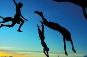 لماذا يحذر الأطباء من القفز في المياه الباردة خلال موجات الحر؟