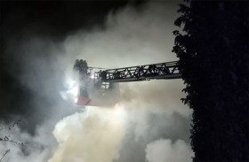 ألعاب نارية تحرق منزلاً بالكامل