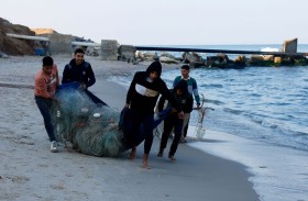 صيادو غزة يتحدون القذائف لإطعام أسرهم من فتات البحر 