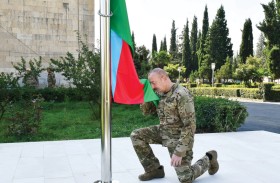 رئيس أذربيجان يرفع علم بلاده في قرة باغ 