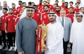 رئيس الدولة يستقبل فريق الشارقة لكرة القدم الفائز بكأس سموه