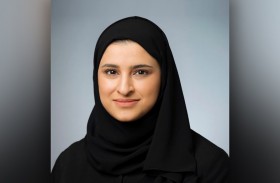 سارة الأميري تطلع على استخدامات التكنولوجيا المتقدمة في مصنع الاتحاد للورق بأبوظبي