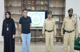 شرطة دبي تُكرم رجلين سلما مركز القصيص 52 ألف درهم
