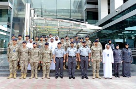 مدير عام شرطة أبوظبي يشارك في إنجاز المعاملات بمركز الروضة