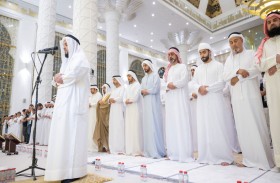 ولي عهد عجمان يؤدي صلاة القيام بمسجد آمنة الغرير