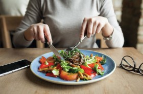 تعرفي إلى قائمة الأطعمة المعززة للطاقة واستراتيجية توزيع الوجبات