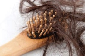 «تغيرات هرمونية» تزيد مشكلات الشعر في سن اليأس