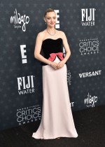 الممثلة الأمريكية أماندا سيفريد لدى حضورها حفل توزيع جوائز اختيار النقاد السنوي الـ31 في باركر هانغار، كاليفورنيا. ا ف ب 