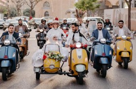 يحتفل بزفافه على متن دراجات نارية